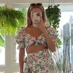 Hill House The Isabella Top in Pink Roses Puff Sleeve Poplin Floral Bow Crop Top